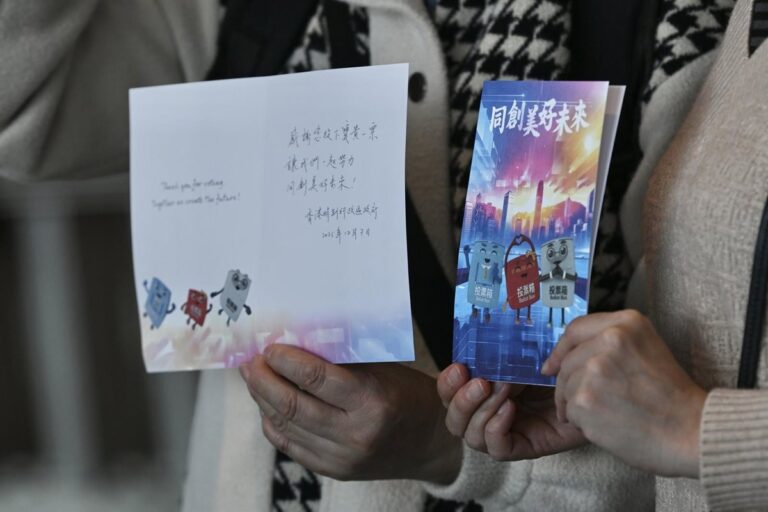 De stembusgang in Hong Kong: Een lage opkomst onder strikte controle