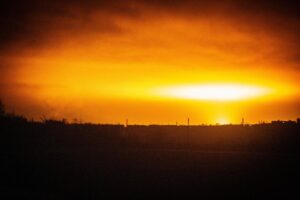 De voortdurende conflictuitbarsting: een blik op recente militaire aanvallen in Oekraïne en Rusland