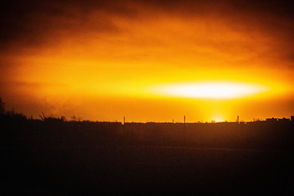 De voortdurende conflictuitbarsting: een blik op recente militaire aanvallen in Oekraïne en Rusland