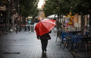 De waarschuwing voor hevige regenval in de regio Barcelona: recente ontwikkelingen en maatregelen