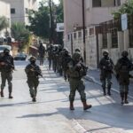 Het Israëlische leger schiet op Palestijnse jongeman in Westoever na stenenwerpersaanval