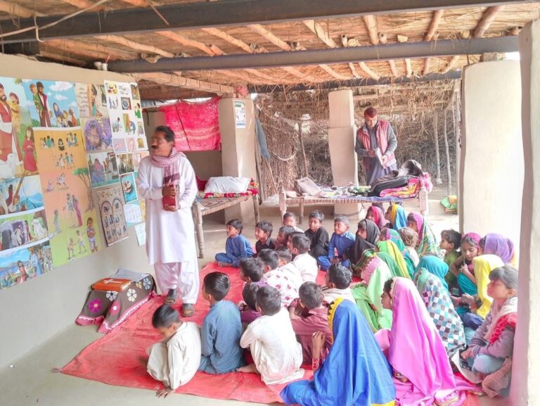 Hoe een catechist de boodschap van geloof en hoop verspreidt in landen met extreme armoede en gevaar