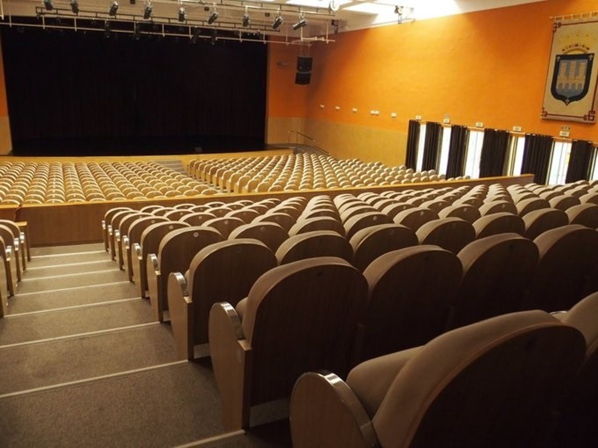 Sympathie en Muziek: De Tweede Kerstviering Gala in Logroño's Gemeente Auditorium