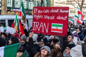 Het Escaleren van Protesten in Iran: Een Overzicht van de Sluipende Doden en Arrestaties