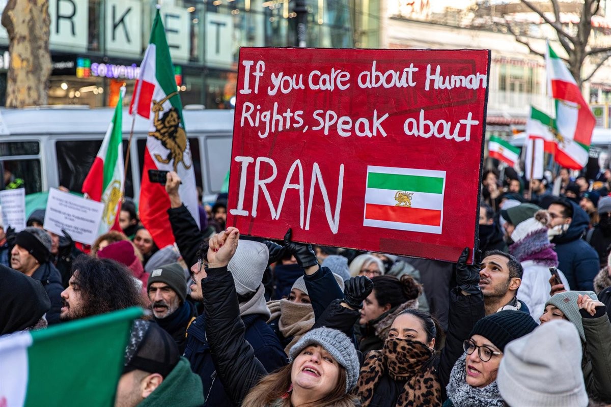 Het Escaleren van Protesten in Iran: Een Overzicht van de Sluipende Doden en Arrestaties